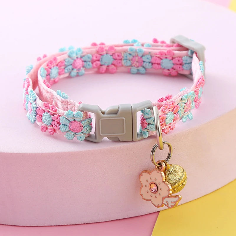 Collar con Cascabel y Diseño de Huellas FURLUXE™ | Collar Colorido y Seguro para Mascotas