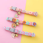 Collar con Cascabel y Diseño de Huellas FURLUXE™ | Collar Colorido y Seguro para Mascotas